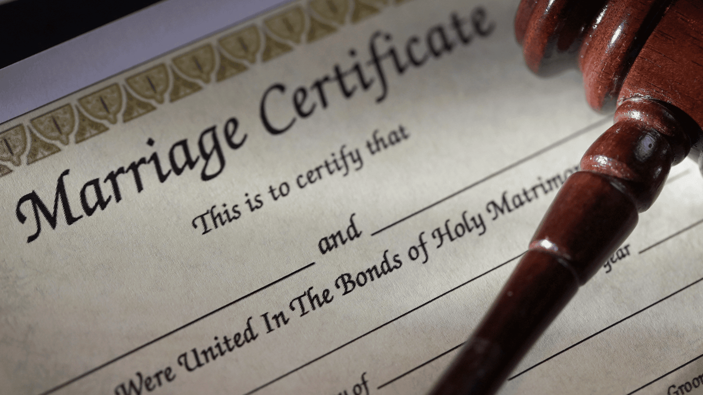 Changing your surname after marriage: documents to update before travelling