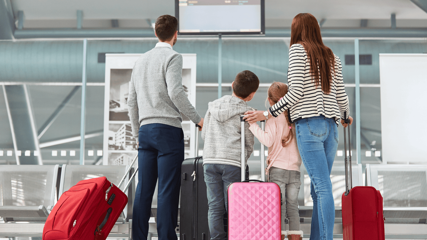 Different surnames when travelling with a child: what to carry
